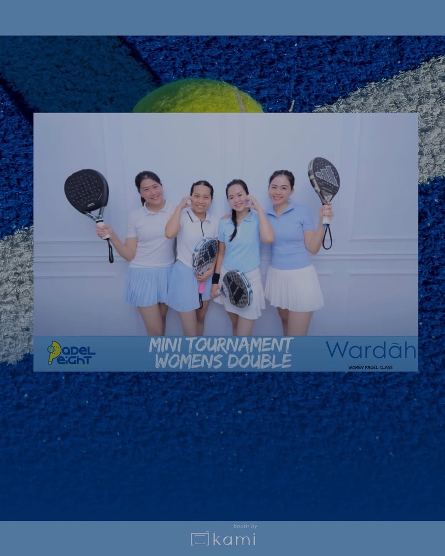 Hasil cetak photobooth turnamen padel: empat pemain memegang raket di dalam frame bertema lapangan